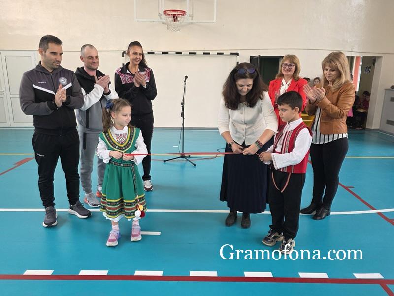 Физкултурният салон в СУ “Йордан Йовков” е неузнаваем 