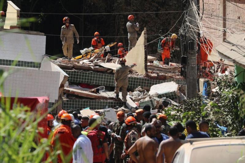 Две незаконни сгради рухнаха в Рио де Жанейро, петима загинаха