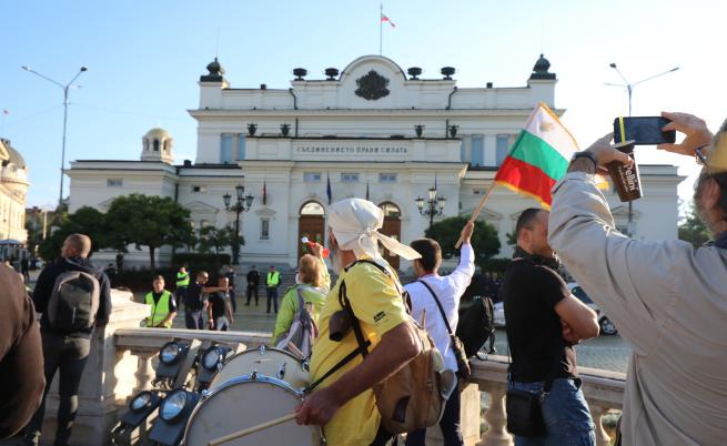 Протестът блокира движението пред Народното събрание