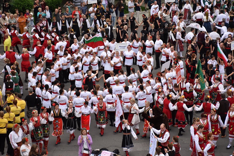 Стотици танцьори изпълниха площада на Поморие