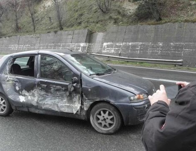 Скала падна върху автомобил край Симитли