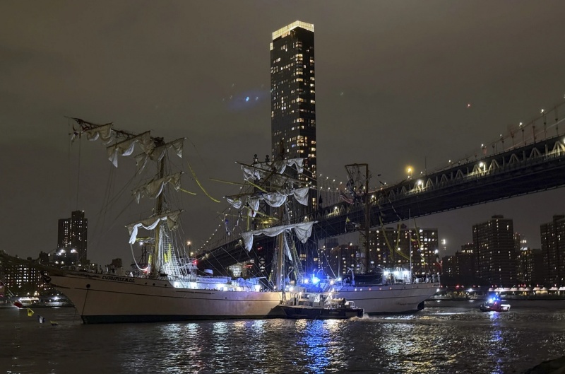 Кораб на мексиканските ВМС се блъсна в Бруклинския мост