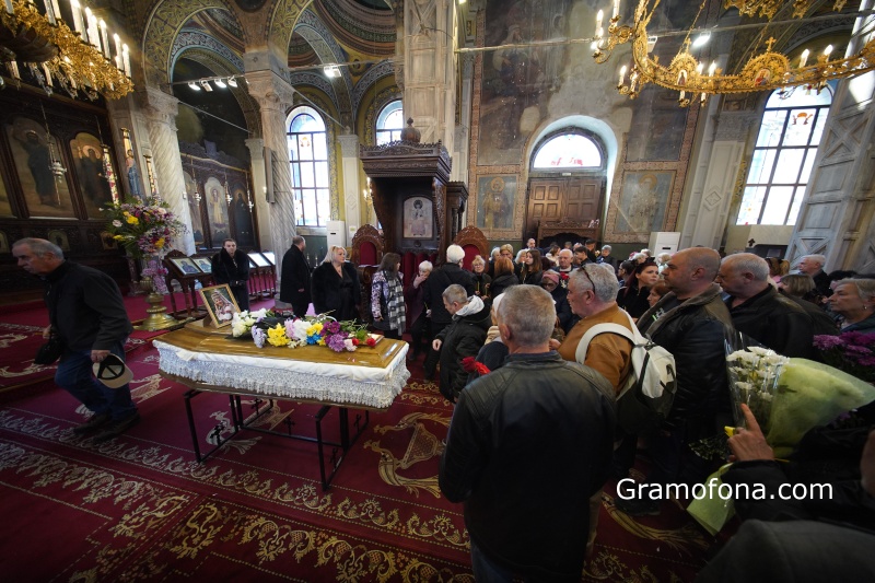 Стотици се покланят пред Янка Рупкина в Бургас