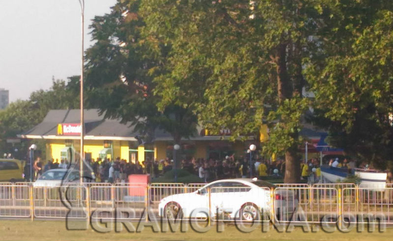 Макдрайв гъмжи от полиция и футболни фенове