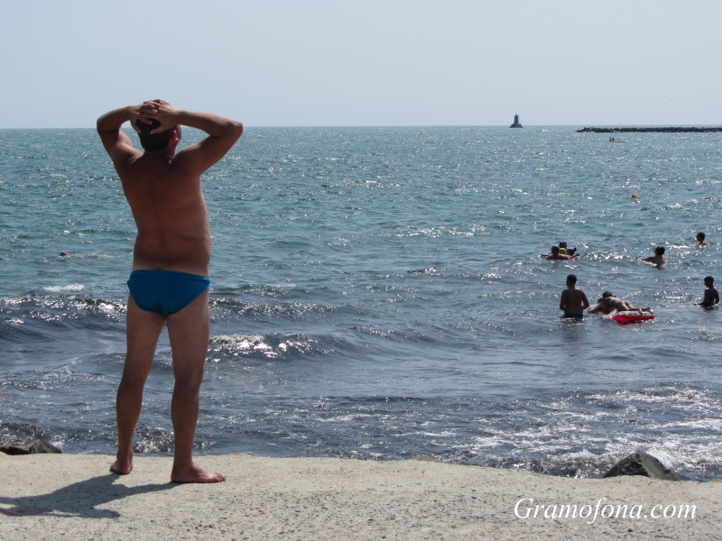 Спокойно море и идеален ден за плаж в Бургаско