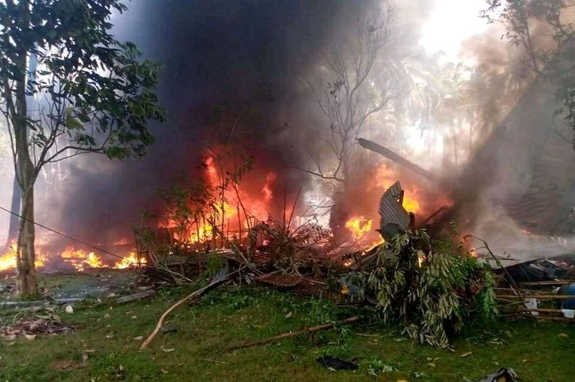 Военен самолет с 92-ма души на борда се разби във Филипините