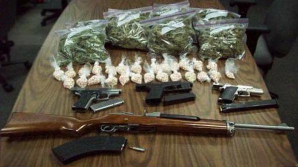 Купища наркотици и пушка намериха в дома на 23-годишна бургазлийка