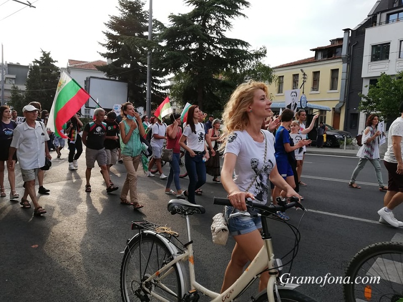 Протестиращи блокираха централна улица в Бургас (СНИМКИ)