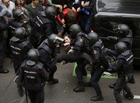 Над 300 са ранени при сблъсъци с полицията в Каталуния 