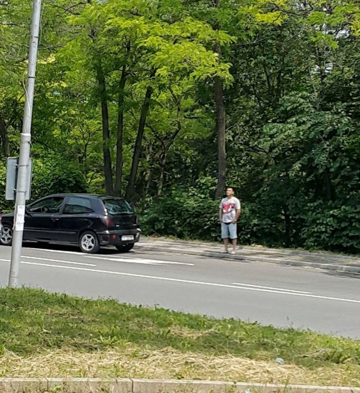   За пример: Бургазлия излезе от колата си на натоварен булевард, за да почете Ботев