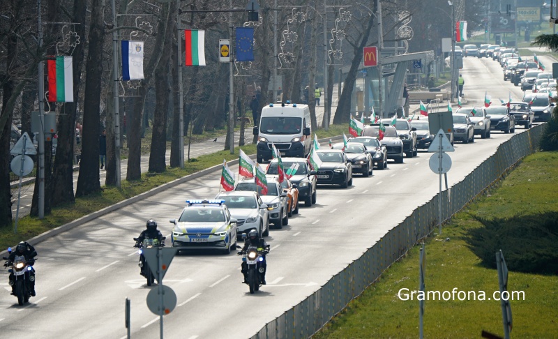 С развети знамена Българовското шествие премина през Бургас (СНИМКИ и ВИДЕО)