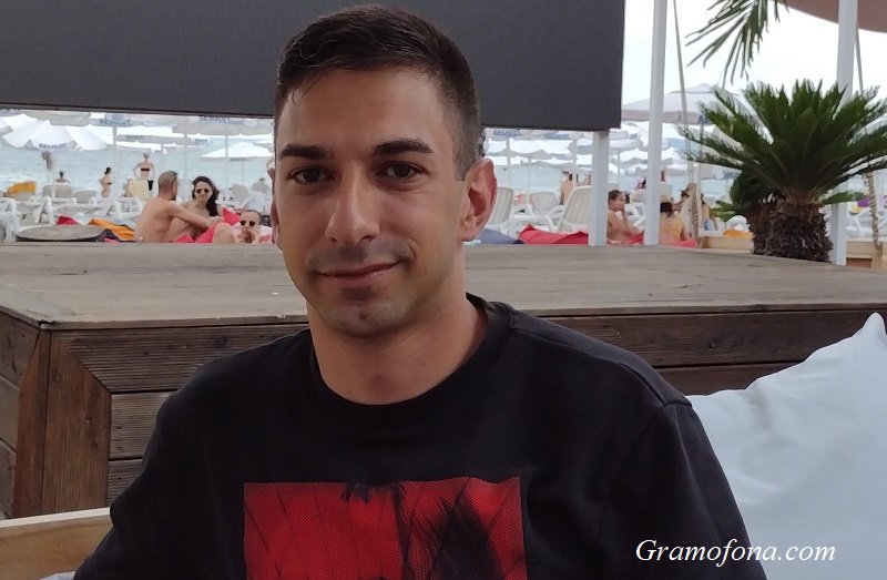 Симеон Цветков: В Гърция чадър с два шезлонга е 150 евро на ден