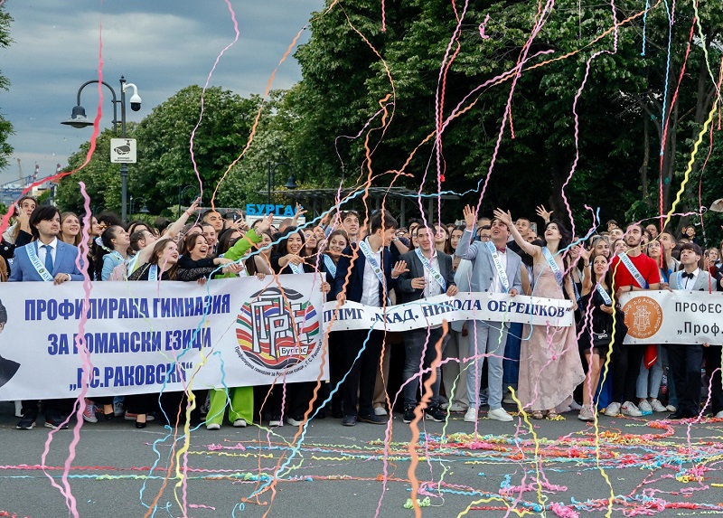 Вижте шествието на бургаските абитуриенти (снимки)