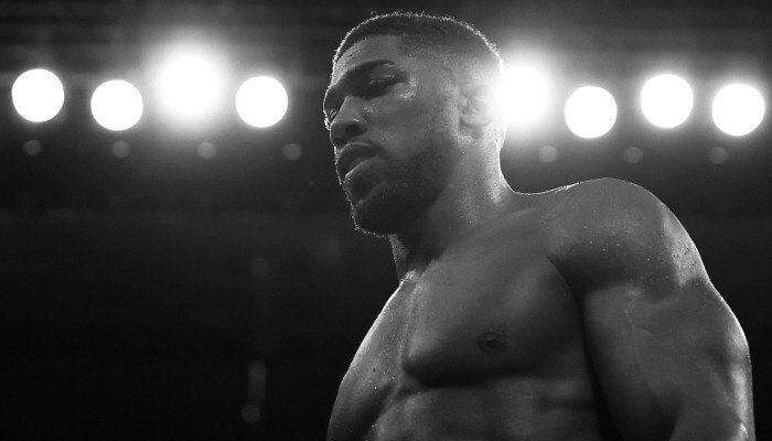 Антъни Джошуа оцеля в тежка катастрофа, в която загинаха двамата му треньори