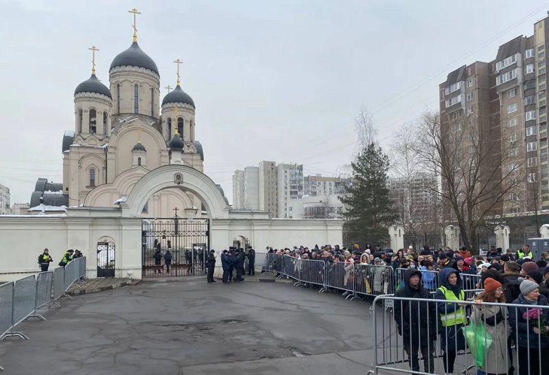 Огромна опашка пред църквата, в която ще е поклонението пред Навални