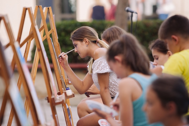 Пленер „Децата рисуват“ събра малки художници в Морската градина