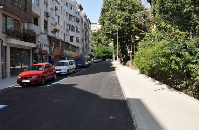 Още една бургаска улица светна обновена
