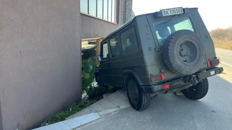 Военен джип се вряза в крайпътен ресторант