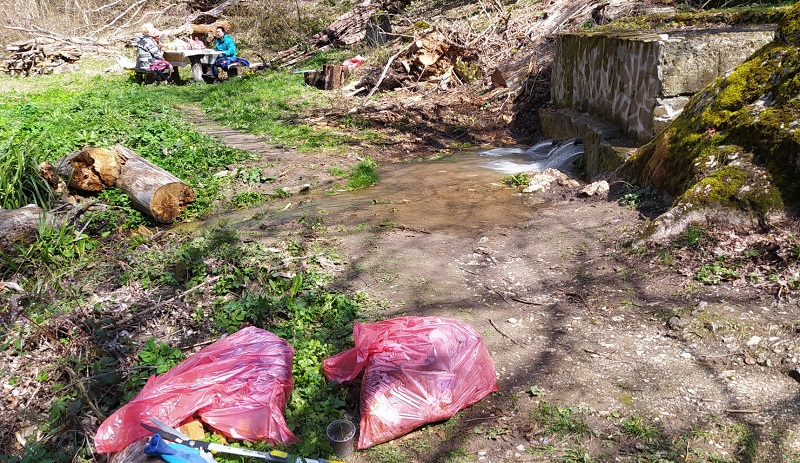 12 чувала с пластмасови отпадъци събраха доброволци край чешмата Бялата вода в Странджа