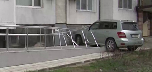 Кола се вряза в жилищен блок в Бургас