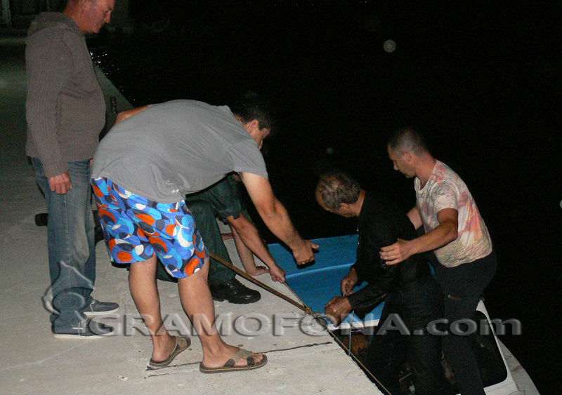 Рибар бедства с часове на 200 метра от пристанището в Сарафово