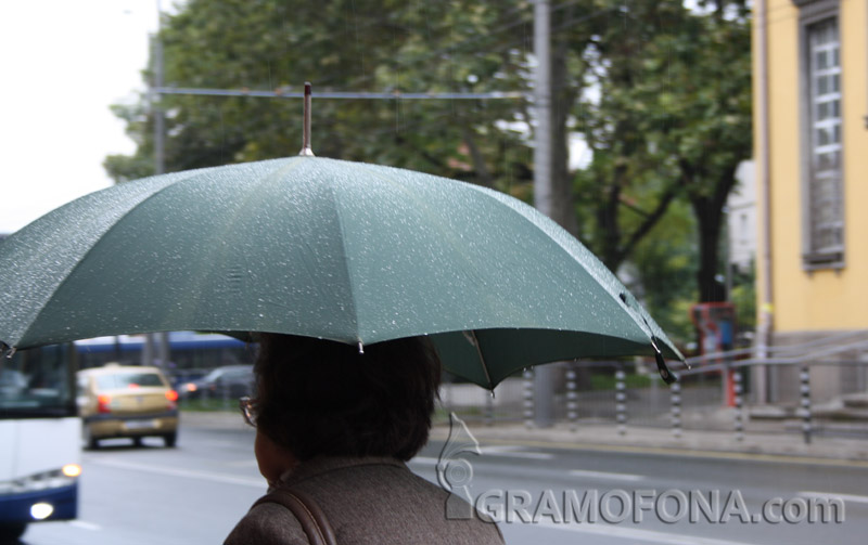 Предупреждават за обилни валежи в половин България