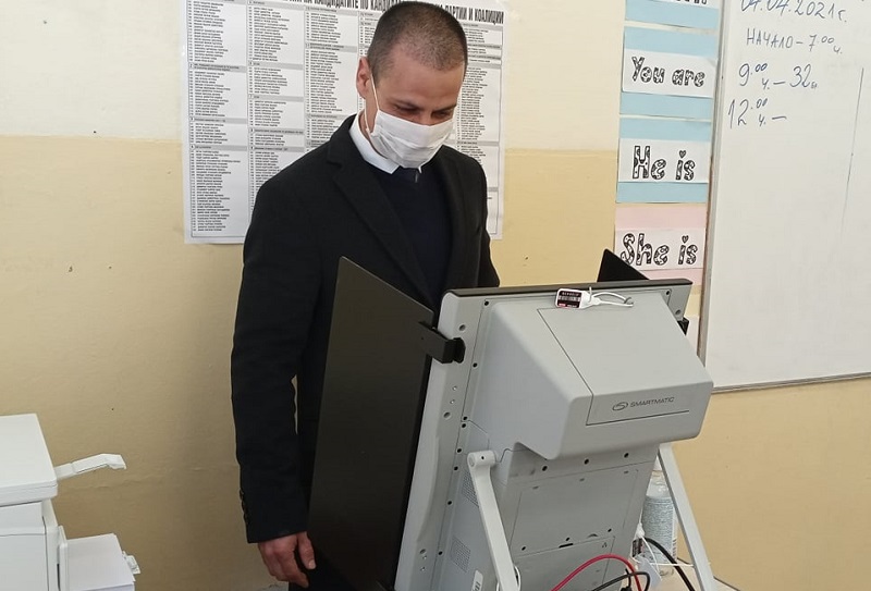 Живко Табаков избра да гласува машинно