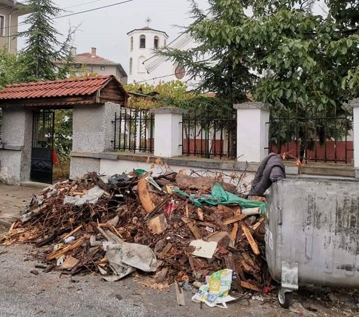 Захвърлиха камара боклуци пред църква в Пазарджик