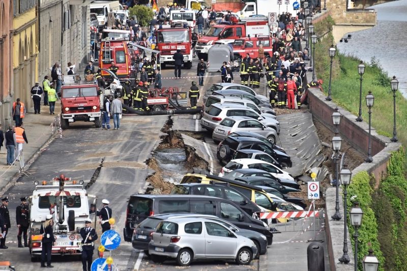 20 коли пропаднаха в огромна дупка във Флоренция