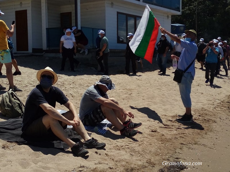 Протестиращите вече са на плажа, канят привържениците на ДПС заедно да събират тен