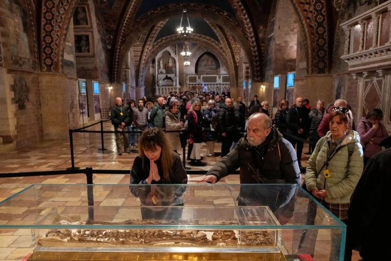 За първи път от 8 века: мощите на св. Франциск Асизки са изложени за поклонение