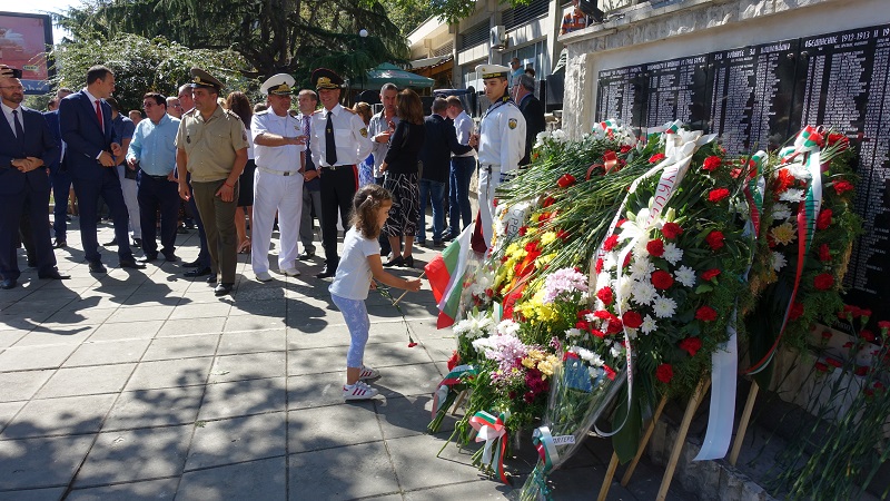 Бургас чества Съединена България с концерти и поднасяне на цветя в знак на признателност