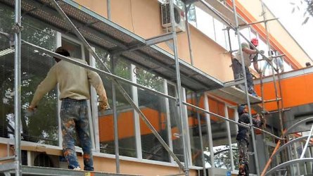 Отлагат ремонти в училища, парите отиват за Здравната каса
