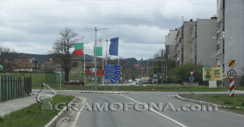 Ударно ремонтират улици и пътища в община Средец 