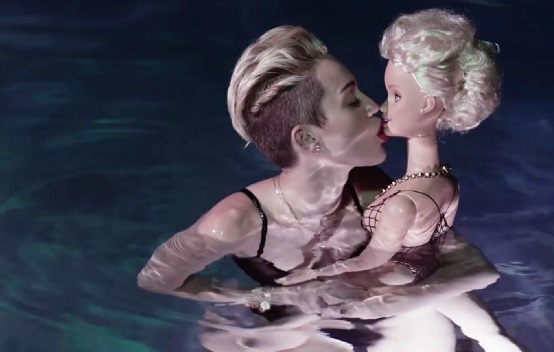 Майли Сайръс на 22