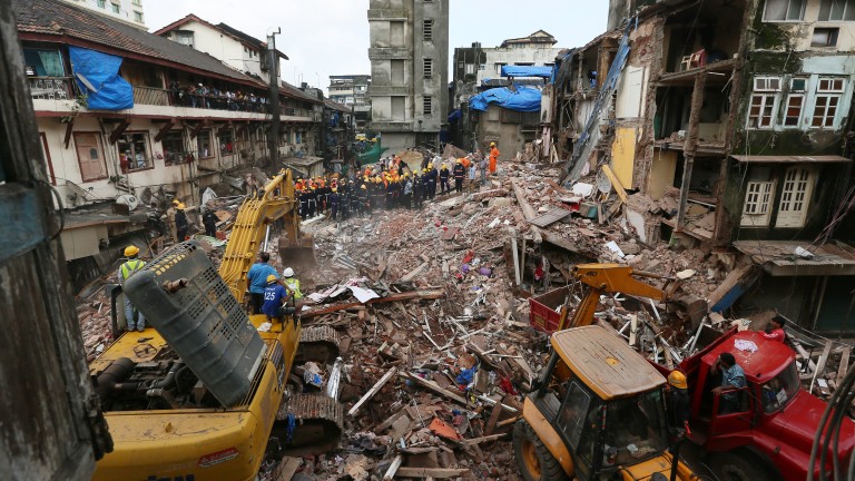 Десетки са блокирани под срутена сграда в Мумбай
