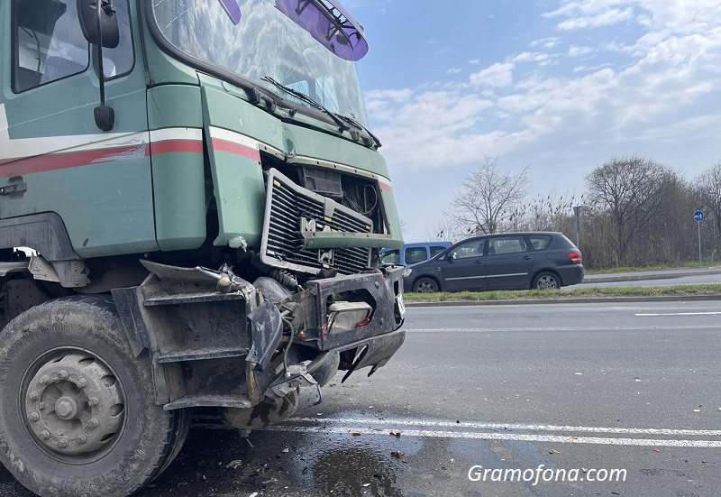 Огромно задръстване на Крайезерна, два камиона са се ударили