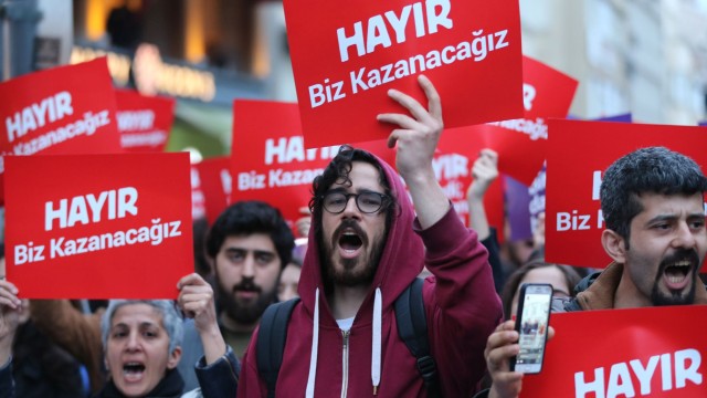 Трета нощ протести в Турция