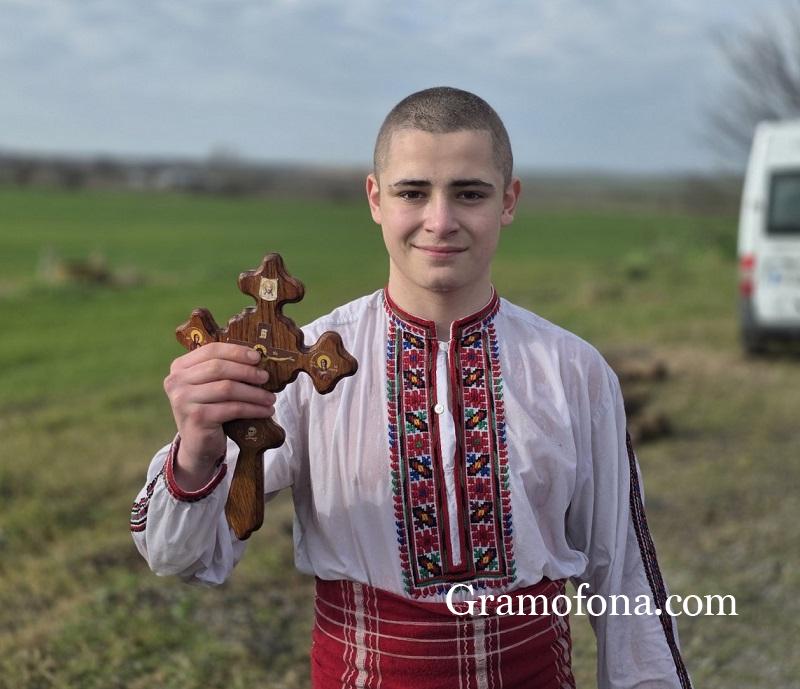 15-годишният Никола стигна пръв до кръста в Камено 