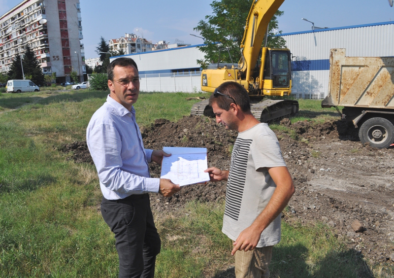 Общината осигурява още 55 нови паркоместа за жителите на “Славейков”