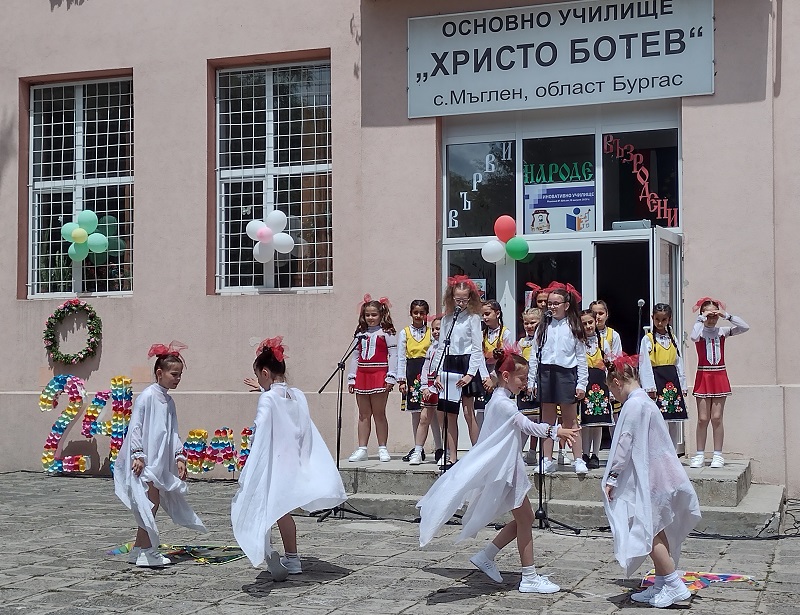 Вижте невероятния празник в училището в айтоското село Мъглен (видео)