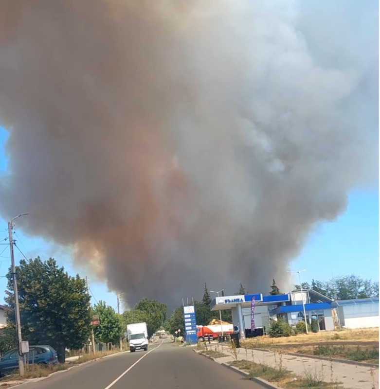 Голям пожар, гори вилната зона на Българово