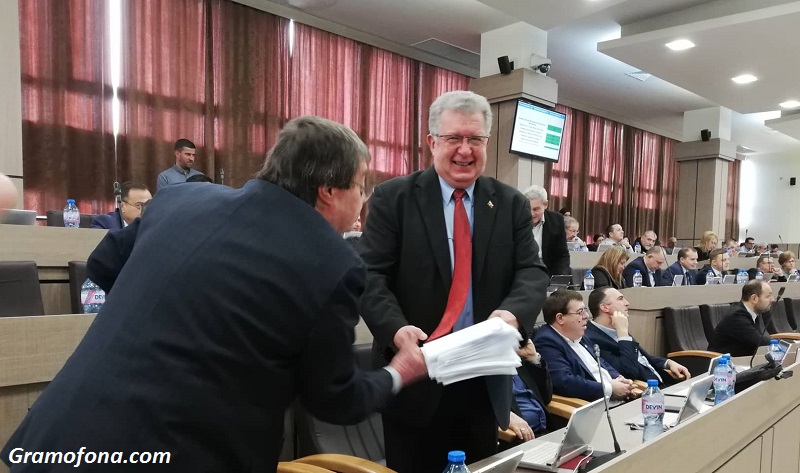 Георги Дражев си върна мястото на президиума в местния парламент