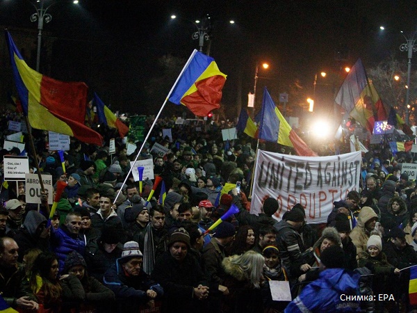Властта в Румъния даде назад, румънците - не