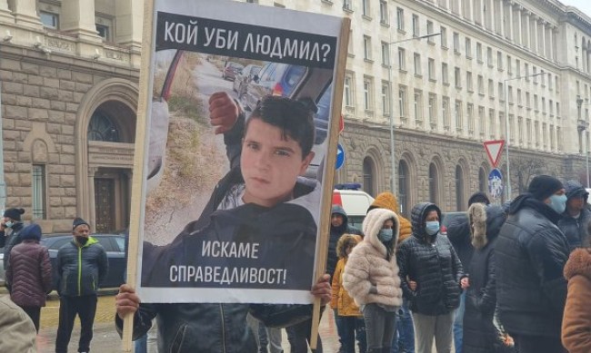 Протест в столицата заради убитото от ток момче 