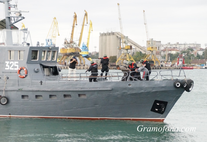 Стотици видяха как се задържа кораб нарушител в бургаското пристанище (СНИМКИ)