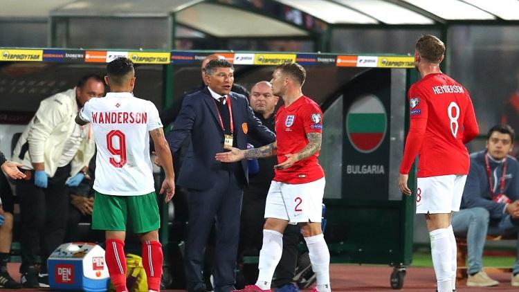 България загуби мача от Англия, който беше спиран два пъти заради расизъм