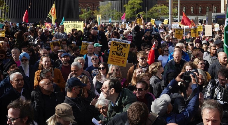 Хиляди британци излязоха на протести срещу повишаването на цените на енергията