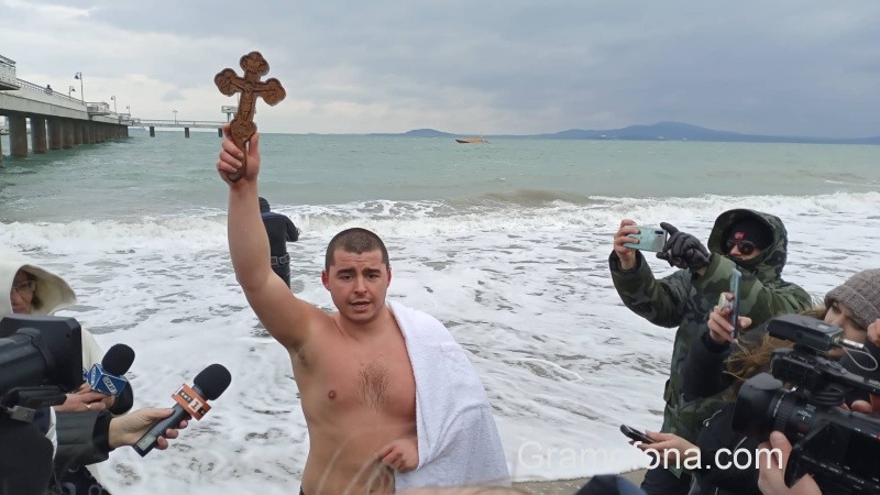 Яким Георгиев спаси кръста в Бургас