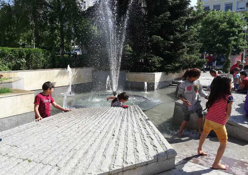 Деца на протестиращи роми превърнаха шадравана пред Общината в обществена баня
